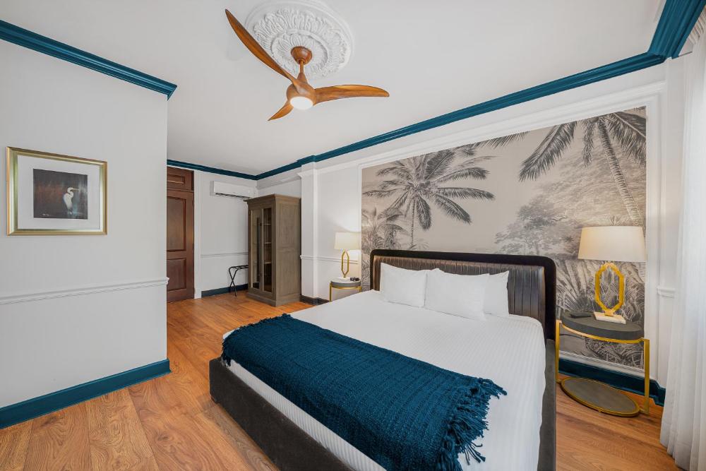 Deluxe King Room interior